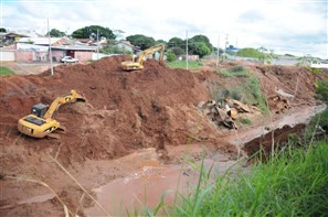 Poliesportivo de Umuarama começa a ser reconstruído após ser quase engolido por cratera